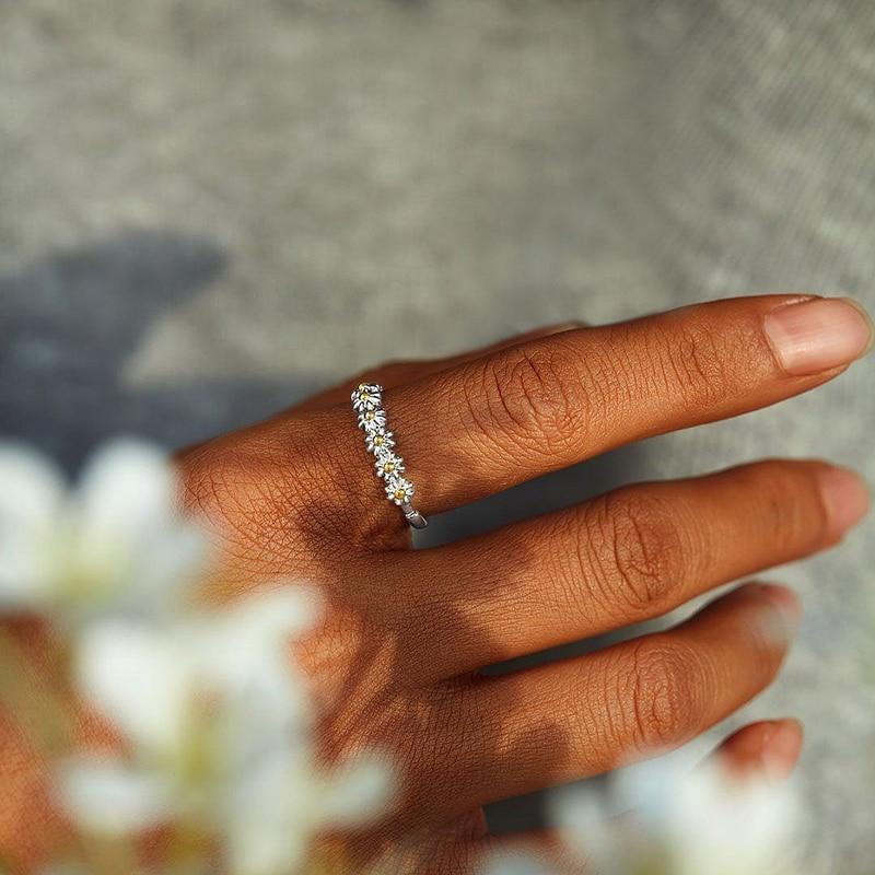 Susanne™ | Justerbar Silver Marguerite Ring med Håndmalet Detaljer