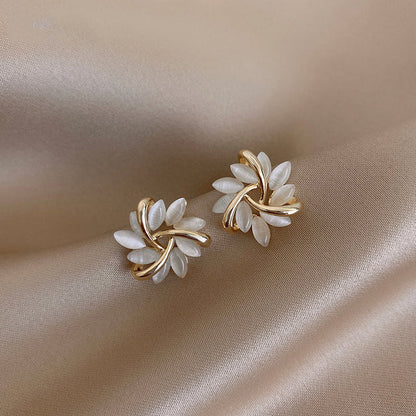 Irene™ | Eleganta och exklusiva cirkelörhängen i opalpetal och guld