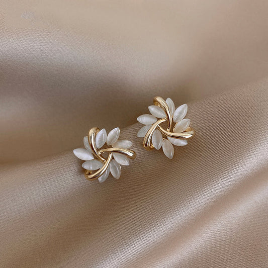 Irene™ | Eleganta och exklusiva cirkelörhängen i opalpetal och guld