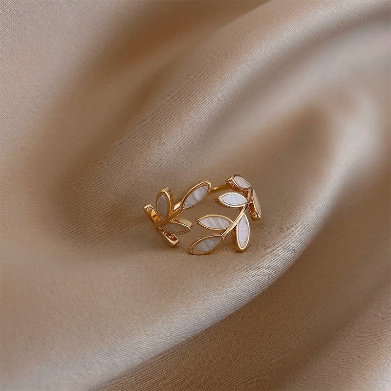 Kerstin™ | Justerbar guldring med elegant vitt opalblad