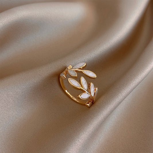 Kerstin™ | Justerbar guldring med elegant vitt opalblad
