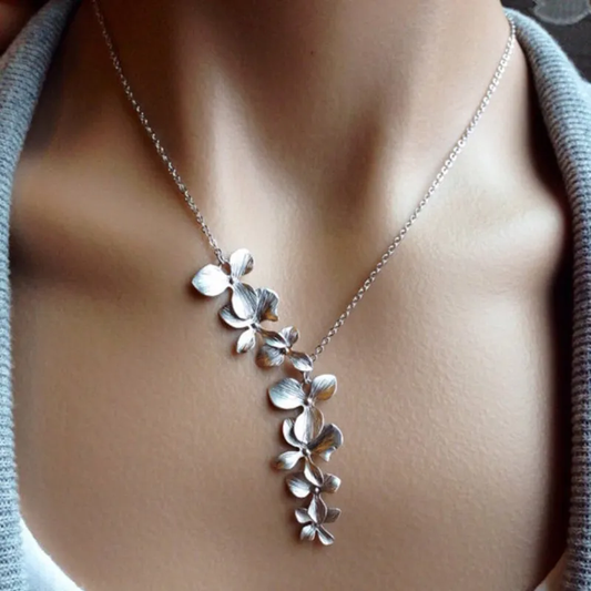 Elin™ | Elegant Silver Necklace with Floral Design