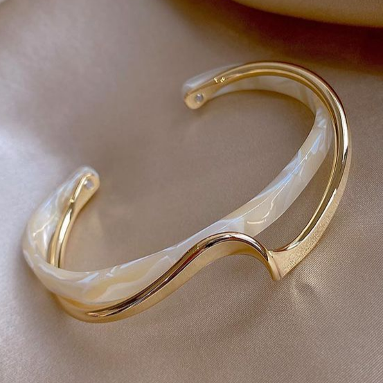 Britt™ | Elegant armband i vit opal och guld