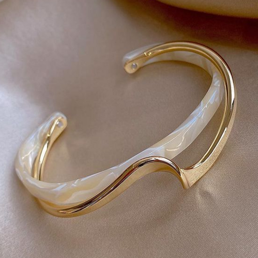 Britt™ | Elegant armband i vit opal och guld