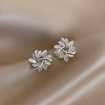 Irene™ | Eleganta och exklusiva cirkelörhängen i opalpetal och guld